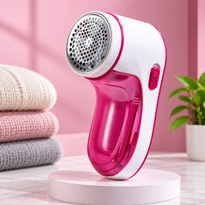Quitapelusas eléctrico práctico para retirar pelusas y bolitas de prendas y textiles. Diseño compacto con depósito recolector. Venta por mayoreo