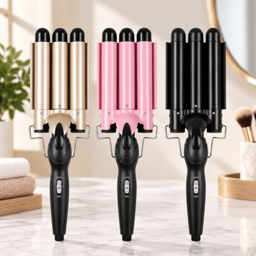 Tenaza onduladora triple para cabello con tres barriles, control de temperatura y diseño práctico para crear ondas. Disponible por mayoreo.