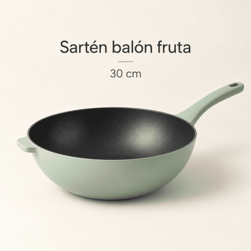 Sartén balón fruta de 30 cm con diseño profundo, mango cómodo y tamaño amplio para preparar diferentes recetas de cocina. Disponible por mayoreo.