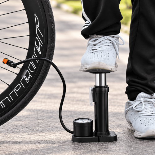Bomba de aire de pie para bicicleta con manguera flexible, conector de válvula y manómetro. Diseño compacto y práctico. Disponible por mayoreo.