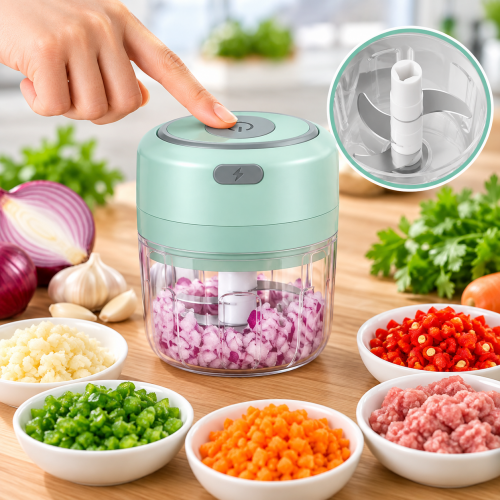 Mini picadora eléctrica compacta con recipiente transparente y cuchillas metálicas. Ideal para ajo, cebolla, verduras y otros ingredientes. Venta por mayoreo.
