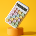 Calculadora pastel de escritorio con diseño retro y teclas redondas, pantalla grande y botones suaves multicolor, ideal para oficina, escuela o uso personal, Mayoreo 24750-4 