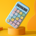 Calculadora pastel de escritorio con diseño retro y teclas redondas, pantalla grande y botones suaves multicolor, ideal para oficina, escuela o uso personal, Mayoreo 24750-4 