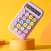 Calculadora pastel de escritorio con diseño retro y teclas redondas, pantalla grande y botones suaves multicolor, ideal para oficina, escuela o uso personal, Mayoreo 24750-4 