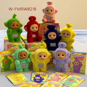 Muñecos coleccionables tipo Teletubbies suaves y esponjosos, versión premium, figuras infantiles en varios colores con diseño tierno, acabado aterciopelado y tarjetas ilustradas, Mayoreo W-FMRW8218 