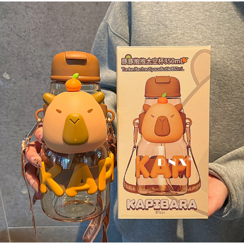 Botella de agua Kapibara 850ml con diseño 3D y correa ajustable para niños y adultos, mayoreo 0703 