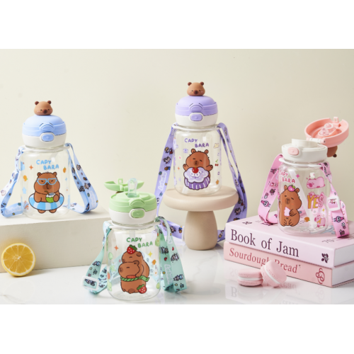 Botella infantil Capybara con pajilla y correa ajustable, diseños divertidos y tapa abatible, ideal para escuela, paseos y uso diario, Mayoreo 6125 