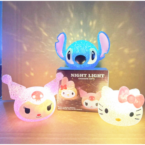 Lámpara nocturna kawaii con luz LED en diseños de personajes animados Stitch, Hello Kitty y Kuromi, ideal como luz de noche decorativa para habitación infantil o regalo original, Mayoreo LY200123
