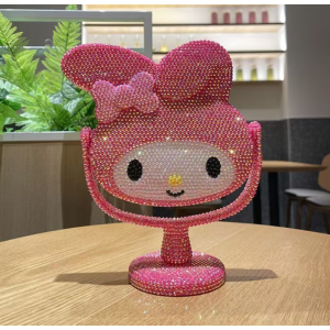 Espejo de mesa My Melody decorado con cristales rosas, diseño kawaii brillante con base giratoria, accesorio elegante y decorativo para tocador o regalo especial, Mayoreo 2421–02