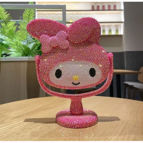 Espejo de mesa My Melody decorado con cristales rosas, diseño kawaii brillante con base giratoria, accesorio elegante y decorativo para tocador o regalo especial, Mayoreo 2421–02