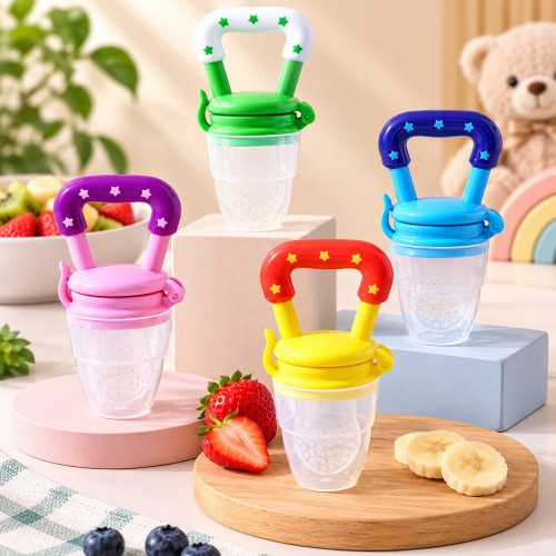 Alimentador de frutas para bebé con mango de fácil agarre y recipiente perforado. Práctico para frutas y alimentos blandos. Venta por mayoreo.
