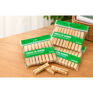 Set de 20 pinzas de bambú con resorte metálico, ideales para sujetar ropa y prendas durante el secado. Prácticas para el hogar. Venta por mayoreo.