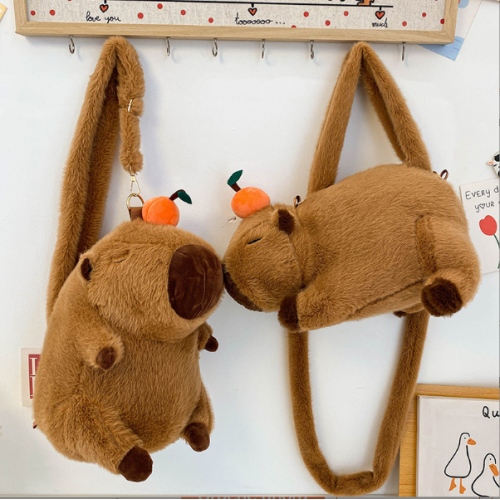 Bolsa de Peluche Capibara con Correa Ajustable y Adorno de Mandarina, Mochila Infantil y Juvenil Súper Suave, Mayoreo T-30454