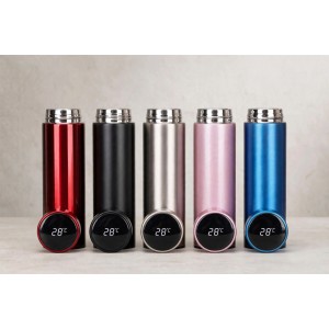 Vaso térmico de 600 ml con tapa antiderrames, interior de acero inoxidable y diseño decorativo. Ideal para uso diario. Disponible por mayoreo.
