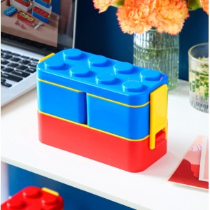 Lonchera infantil tipo bloques de construcción con 2 niveles y compartimentos, práctica para organizar lunch y snacks. Cierre seguro. Venta por mayoreo.