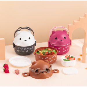 Lonchera infantil con diseño de osito y 3 niveles apilables, con compartimentos y asa para transportar. Ideal para lunch escolar. Venta por mayoreo.