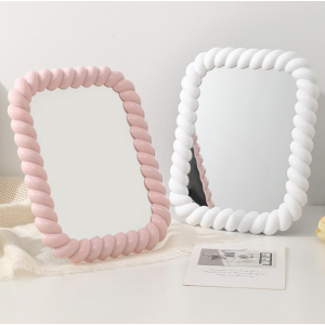 Espejo decorativo con marco ondulado en diseño moderno y elegante, perfecto para maquillaje y cuidado personal- por mayoreo