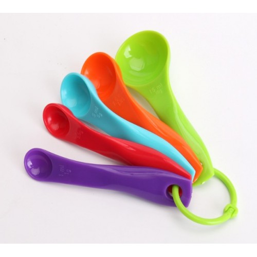 Set de cucharas medidoras para cocina fabricadas en plástico resistente y ligero. Incluye varias medidas Por Mayoreo 19851-7 Set de cucharas medidoras para cocina fabricadas en plástico resistente y ligero. Incluye varias medidas Por Mayoreo 19851-7