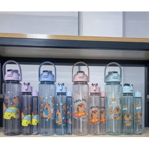 Botella infantil cuenta con asa superior integrada para fácil transporte y tapa de cierre seguro. Por mayoreo 883545