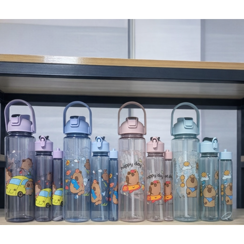 Botella infantil cuenta con asa superior integrada para fácil transporte y tapa de cierre seguro. Por mayoreo 883545