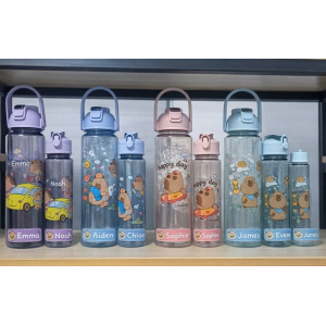 Botella infantil cuenta con asa superior integrada para fácil transporte y tapa de cierre seguro. Por mayoreo 883545