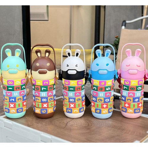 Botella infantil didáctica de 500 ml con números y letras, tapa con popote y diseños divertidos. Ideal para escuela y aprendizaje infantil. Por mayoreo 884101