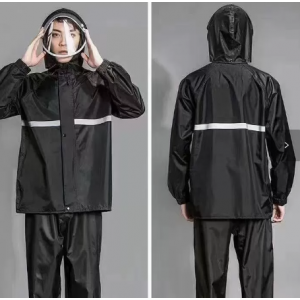 Traje impermeable completo diseñado para proteger contra la lluvia y el viento. Incluye chamarra con capucha y pantalón- Por Mayoreo 