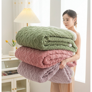 Frazada gruesa, suave y acolchada, ideal para cama o sofá en días fríos. Por mayoreo 