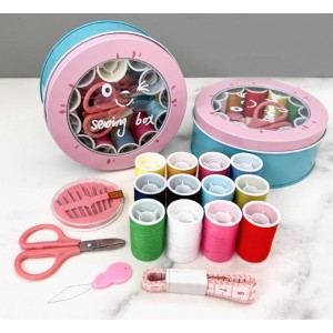 Kit de costura portátil con hilos, tijeras, agujas y accesorios básicos en práctica caja redonda. Ideal para hogar. Por Mayoreo  M14608-7
