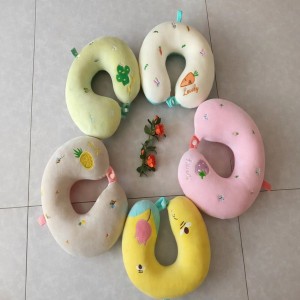 Cojín para cuello en forma U con diseño bordado, fabricado en felpa ultra suave y relleno acolchonado de alta comodidad. Ideal para viajes en avión, autobús o automóvil. Por Mayoreo T-30274 