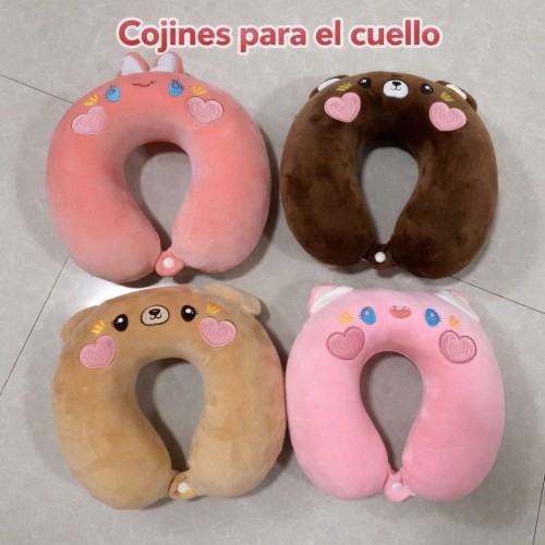 Cojín para cuello en forma U con diseño adorable tipo animal kawaii. Fabricado en felpa suave y relleno acolchonado que brinda soporte y comodidad durante viajes.  Por Mayoreo T-30279