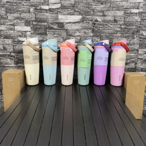 Termo tipo Owala de 900 ml con asa superior, tapa práctica y diseño moderno en colores variados- Por mayoreo 
