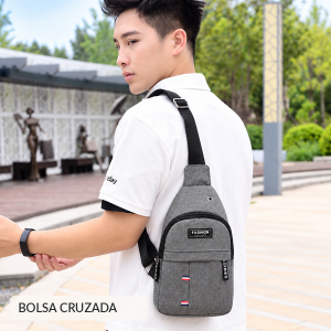 Mochila cruzada tipo pechera para hombre en colores surtidos, con correa ajustable y compartimentos con cierre. Ideal para viajes, paseos y uso diario. Disponible por mayoreo.