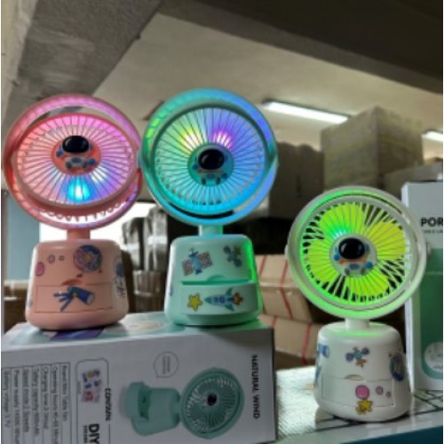 Ventilador pequeño con figura de astronauta (con caja de almacenamiento+luz led+pegatinas de dibujos animados) LU8719