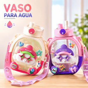 Vaso infantil para agua con popote, tapa antiderrames y correa ajustable. Diseño práctico y divertido para uso diario. Venta por mayoreo.