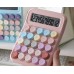 Calculadora retro pastel con botones redondos – Diseño kawaii para oficina, escuela o escritorio- Por Mayoreo 24750-12 Calculadora retro pastel con botones redondos – Diseño kawaii para oficina, escuela o escritorio- Por Mayoreo 24750-12