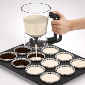 Dispensador manual de masa con depósito graduado y palanca de control, ideal para preparar cupcakes, hotcakes, muffins y repostería en general sin derrames. Por Mayoreo 34142-140