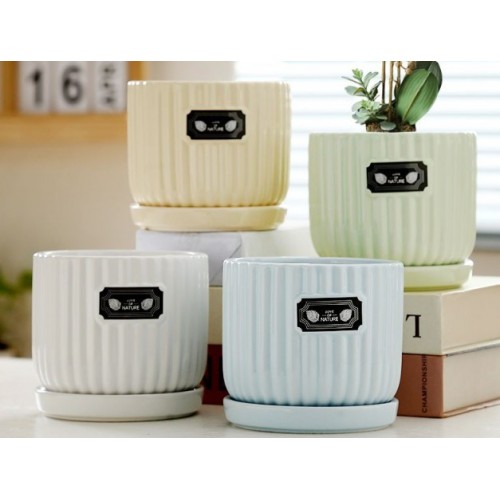 Maceta cerámica con base incluido, diseño estriado diseños modernos. Ideal para plantas de interior y exterior. Medida 11.2×11.2×10 cm. Por Mayoreo BJ2351Y