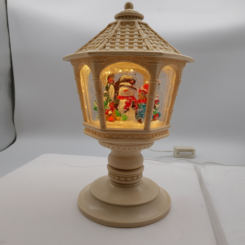 Adorno navideño tipo farol clásico de mesa en color blanco, con luz LED cálida. Muñeco de nieve decorativo Por  Mayoreo D-21660
