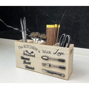 Organizador de cubiertos fabricado en madera resistente, ideal para mantener cucharas, tenedores y cuchillos ordenados en la cocina. Por Mayoreo M7130-12