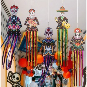 Set de decoraciones colgantes con diseños de calaveras mexicanas, estilo catrina y mariachi, acompañadas de tiras metálicas en colores vivos. Por Mayoreo 