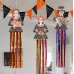 Set de decoraciones colgantes con diseños de calaveras mexicanas, estilo catrina y mariachi, acompañadas de tiras metálicas en colores vivos. Por Mayoreo 