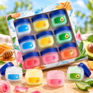 Set de bálsamos labiales en variedades surtidas. Ideales para hidratar, suavizar y complementar el cuidado diario de los labios. Venta por mayoreo.