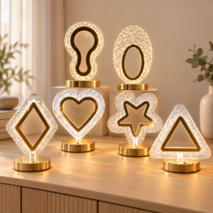Lámpara de mesa decorativa con textura facetada y detalles dorados. Diferentes figuras para complementar la decoración del hogar. Venta por mayoreo.