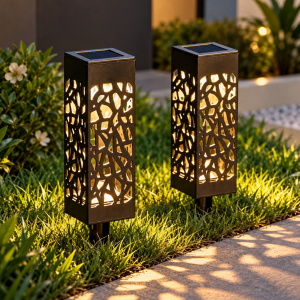 Lámpara solar decorativa con panel solar integrado y estaca para jardín. Ideal para senderos, patios, entradas y exteriores. Venta por mayoreo.