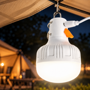 Lámpara LED portátil recargable con gancho para colgar. Práctica para camping, hogar, automóvil, emergencias y actividades al aire libre. Venta por mayoreo.