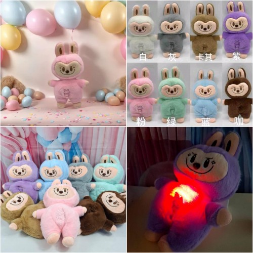Peluche Labubu que simula respiración con luz LED en el pecho, ideal para acompañar el descanso de los niños. Suave al tacto, varios colores. Venta por mayoreo AL-001054