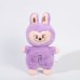 Peluche Labubu que simula respiración con luz LED en el pecho, ideal para acompañar el descanso de los niños. Suave al tacto, varios colores. Venta por mayoreo AL-001054