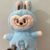 Peluche Labubu que simula respiración con luz LED en el pecho, ideal para acompañar el descanso de los niños. Suave al tacto, varios colores. Venta por mayoreo AL-001054