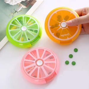 Pastillero giratorio portátil con diseño tipo fruta, ideal para organizar medicamentos o vitaminas de forma práctica y divertida. Cuenta con compartimentos separados y sistema giratorio para fácil acceso